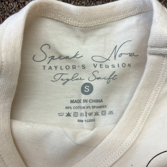 Taylor Swift official Baby Tee - Picture 4 of 4